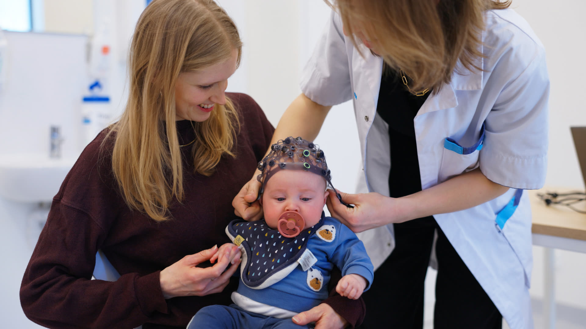 Baby met EEG-cap tijdens meting
