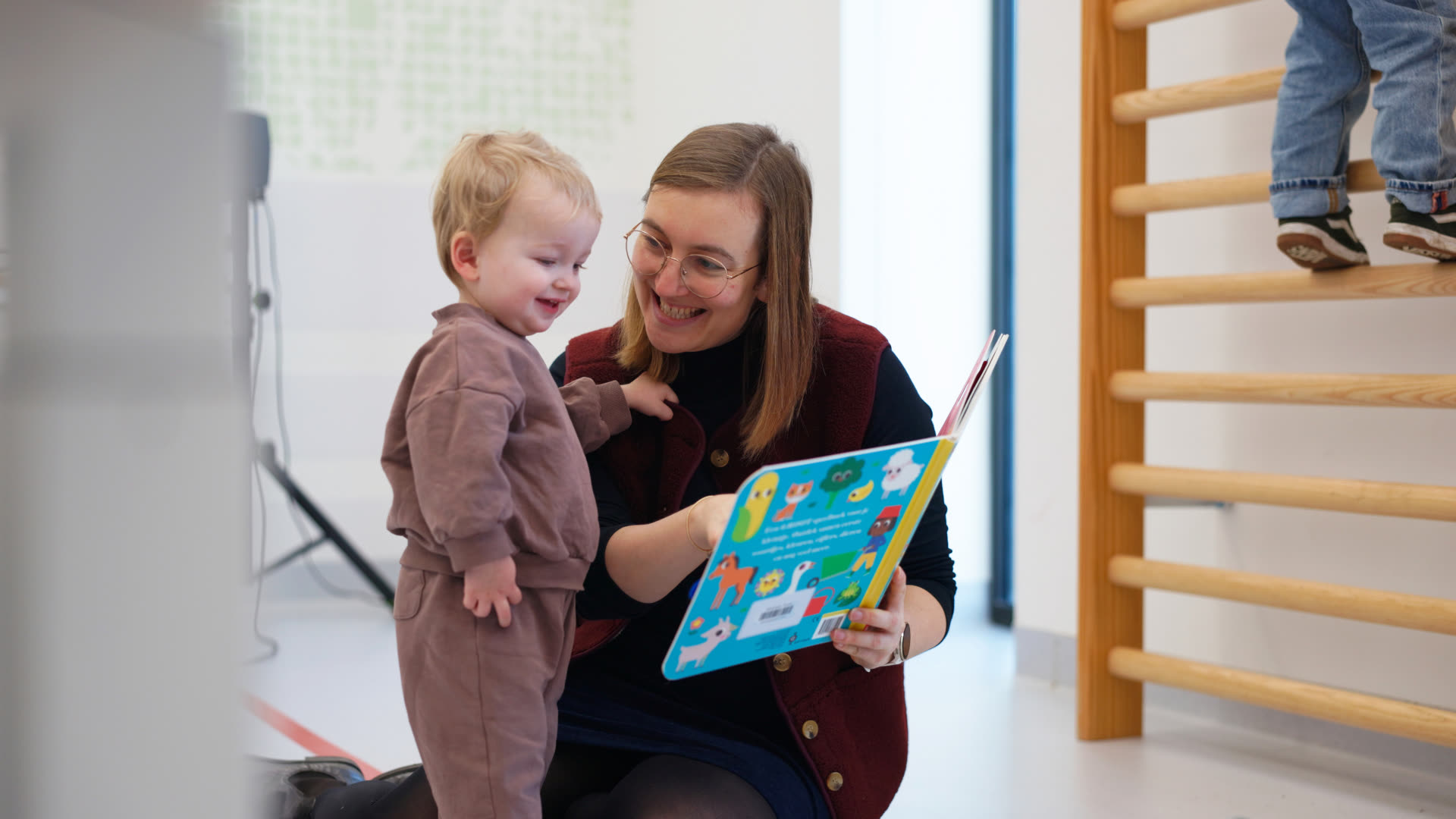 Clinicus leest prentenboek voor met peuter